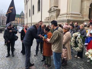 ▲沃夫市(Lviv)市長Andriy Sadovyi向曾聖光的家屬致意，我國駐波蘭代表陳龍錦大使在陪全程陪同。（圖／外交部）