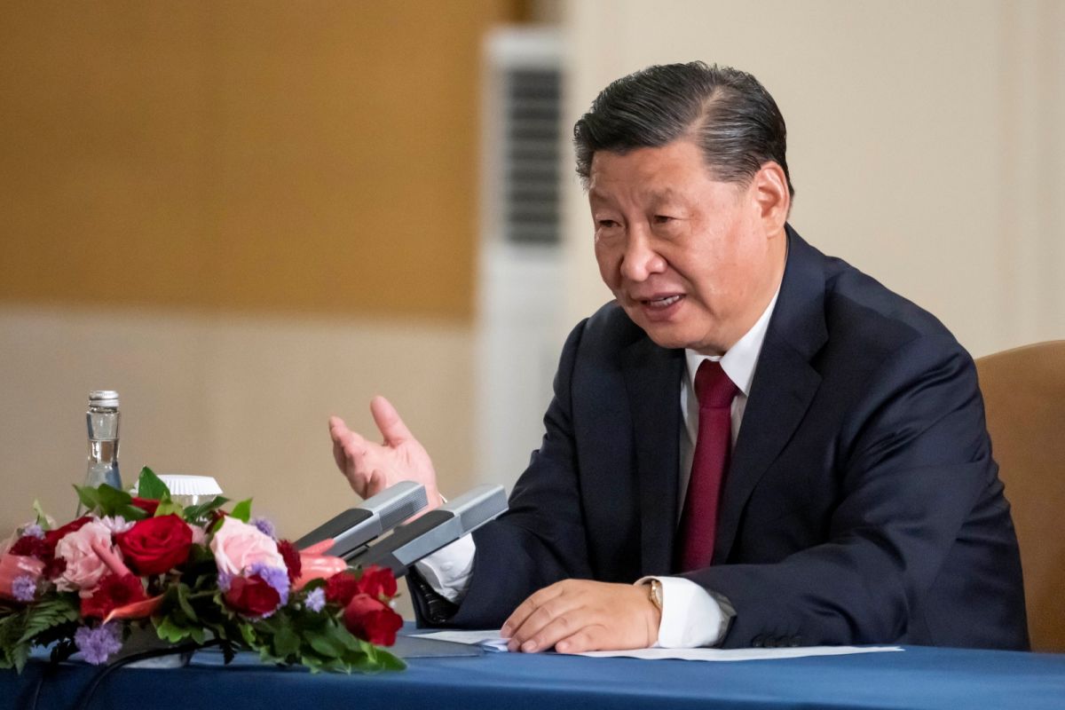 ▲中國各地逐漸迎來防疫限制鬆綁，民運人士王丹認為，習近平為了重拾顏面恐轉移目標至台灣問題。（圖／美聯社／達志影像）