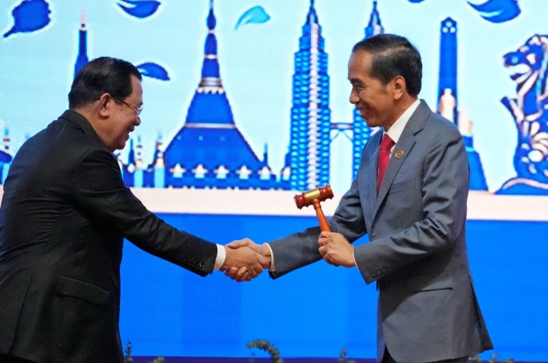 ▲印尼總統佐科威（右）13日從柬埔寨總理洪森（左）手中，接過2023東協輪值主席國一職。（圖／美聯社／達志影像）