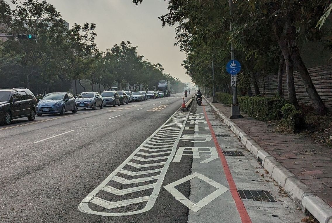 ▲有民眾在高雄目睹一處機車道竟包含水溝蓋以及水泥部分，只有一細條柏油路，危險現場曝光引起關注。（圖／《爆廢公社》）