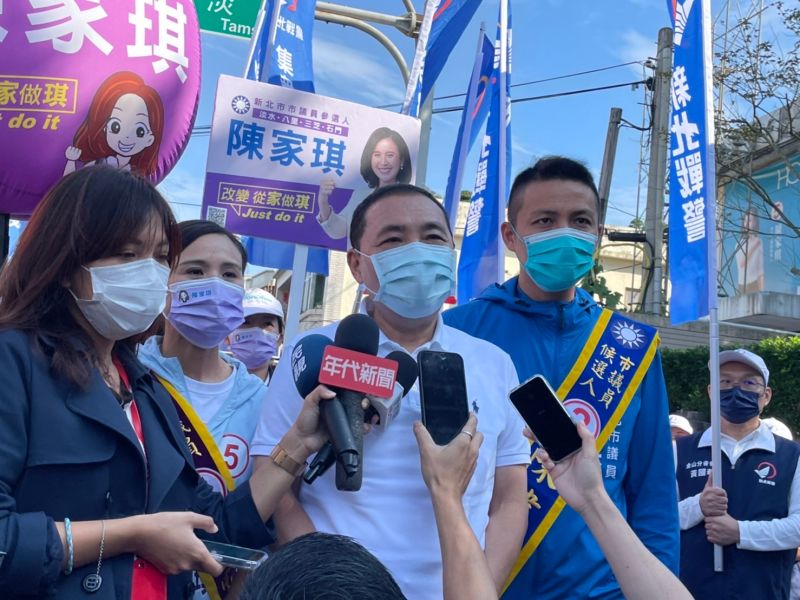 ▲侯友宜出席石門造勢大會，對辯論會外界評分受訪時表示對新北大小事可以細數家珍。（圖 ／記者吳嘉億攝，2022.11.15）