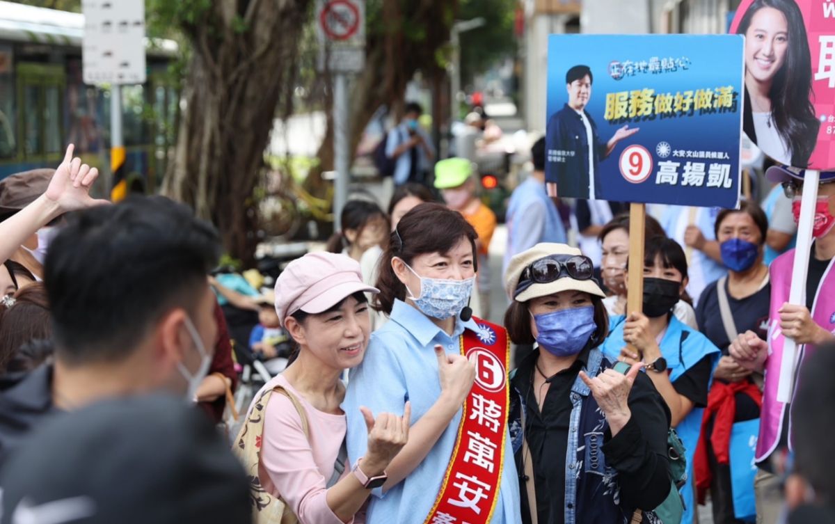 ▲蔣萬安太太石舫亘挺孕肚，當蔣萬安「分身」，首場掃成功市場。（圖／蔣萬安辦公室提供）