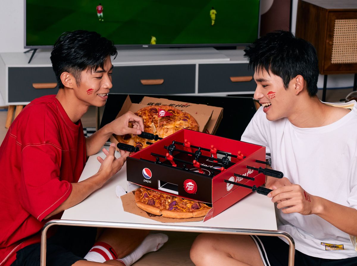 ▲搭上2022 FIFA卡達世足賽，必勝客舉辦第一屆「必勝盃台英炸物大PK」，推出限定「雙濃起司炸魚番薯比薩」，竟然撒上超台味梅粉！現在買還抽限量打造的「必勝客手足球遊戲盒」珍藏版，「全明星運動會」MVP王品澔、于成炘搶先開箱。（圖／必勝客提供）