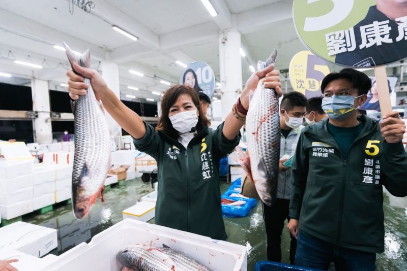 ▲沈慧虹今日凌晨2時間前往新竹魚市場,向市場員工及魚販問候。(圖/沈慧虹辦公室提供)