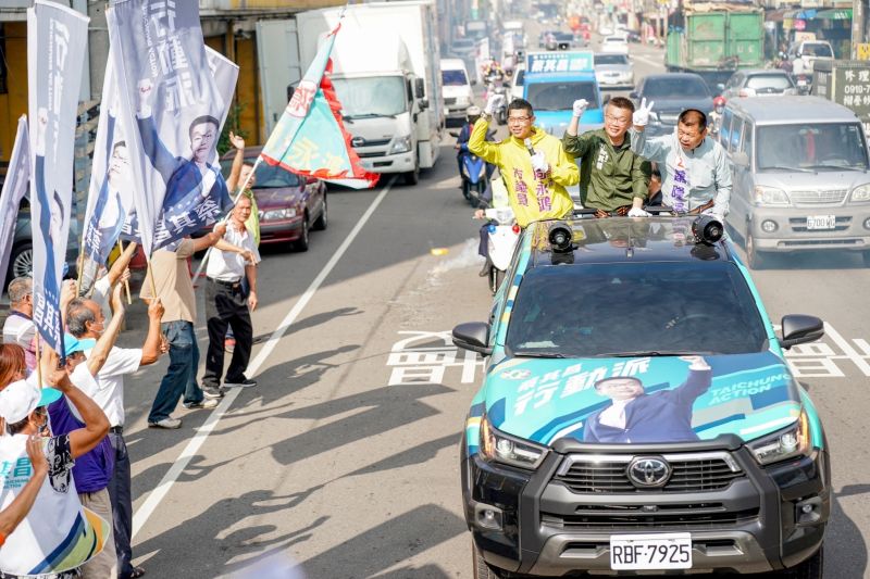 ▲蔡其昌拜票車隊受到支持者歡迎。(圖/蔡其昌競總提供,2022.11.15)