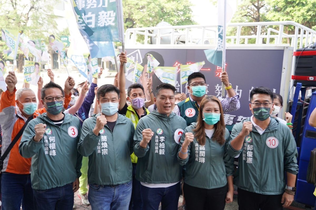 ▲市議會綠營老將「六小福」繼昨天三民區市議員何權峰車掃後，今天由左營楠梓(第四選區)登記第 2 號的市議員李柏毅合體同期戰友市議員高閔琳、邱俊憲、何權峰、簡煥宗接力車掃。（圖／記者郭凱杰翻攝）