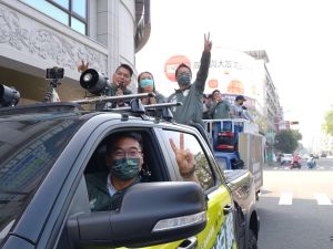 ▲六小福成員們分工合作,由簡煥宗擔任麥克風手、邱俊憲擔任皮卡司機,高閔琳、何權峰與李柏毅站在皮卡上車掃,一起展現團隊合作,力拼議會過半的決心。(圖/記者郭凱杰翻攝) ▲六小福成員們分工合作,由簡煥宗擔任麥克風手、邱俊憲擔任皮卡司機,高閔琳、何權峰與李柏毅站在皮卡上車掃,一起展現團隊合作,力拼議會過半的決心。(圖/記者郭凱杰翻攝)