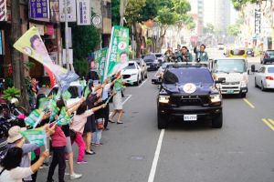 ▲左營楠梓(第四選區)登記第 2 號的市議員李柏毅合體同期戰友市議員高閔琳、邱俊憲、何權峰、簡煥宗接力車掃,沿途受到支持者歡迎。(圖/記者郭凱杰翻攝) ▲左營楠梓(第四選區)登記第 2 號的市議員李柏毅合體同期戰友市議員高閔琳、邱俊憲、何權峰、簡煥宗接力車掃,沿途受到支持者歡迎。(圖/記者郭凱杰翻攝)