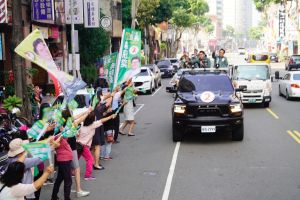 ▲左營楠梓(第四選區)登記第 2 號的市議員李柏毅合體同期戰友市議員高閔琳、邱俊憲、何權峰、簡煥宗接力車掃，沿途受到支持者歡迎。（圖／記者郭凱杰翻攝）