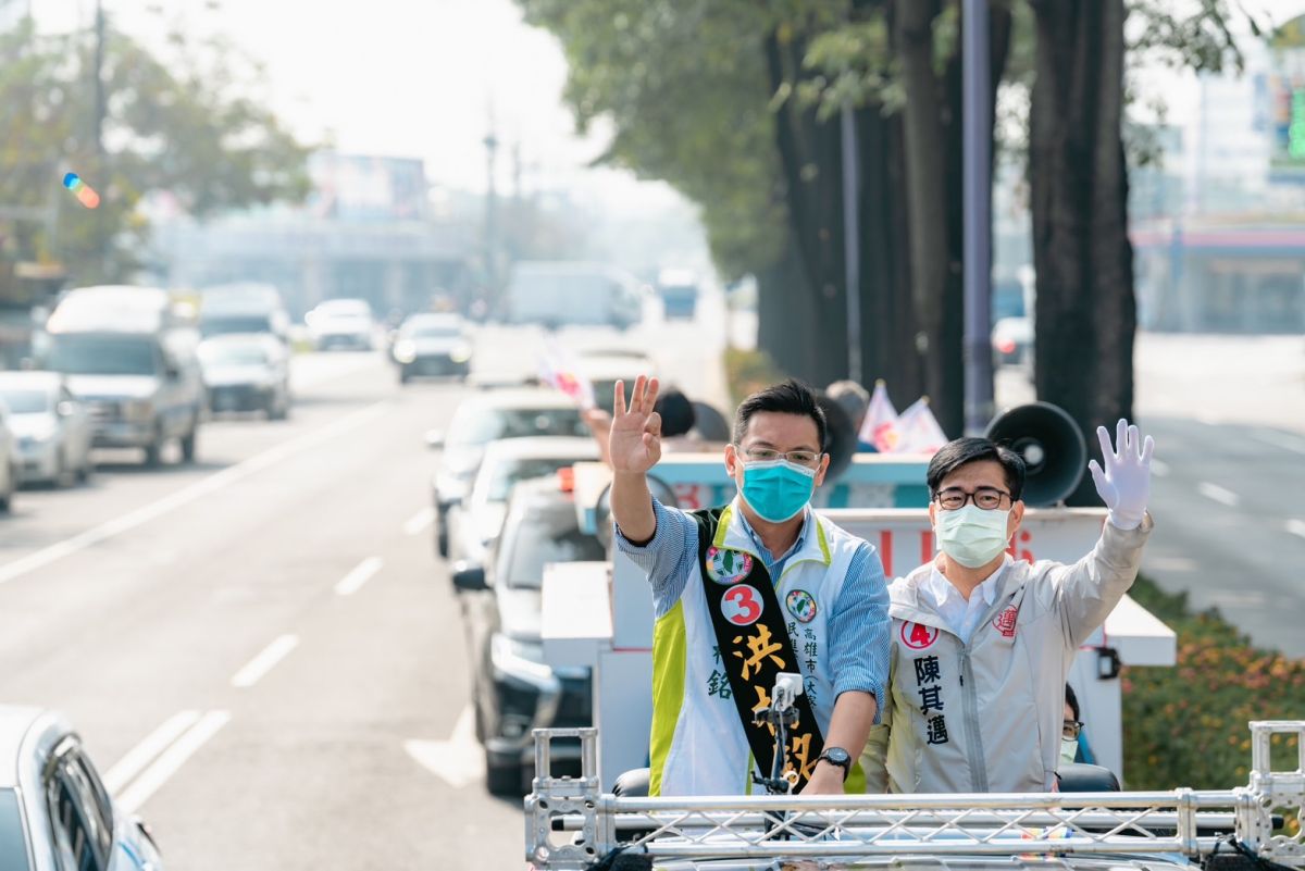 ▲陳其邁今天陪同民進黨高雄市議員候選人洪村銘車隊掃街時列出政績強調高雄進步不能停再拚４年。（圖／記者郭凱杰翻攝）