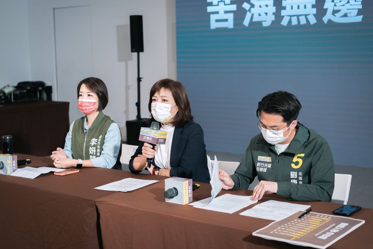 ▲沈慧虹今日與劉康彥、李妍慧舉行記者會，再針對高虹安涉貪提出2疑點，呼籲高虹安應面對新竹市民檢驗。（圖／沈慧虹辦公室提供）
