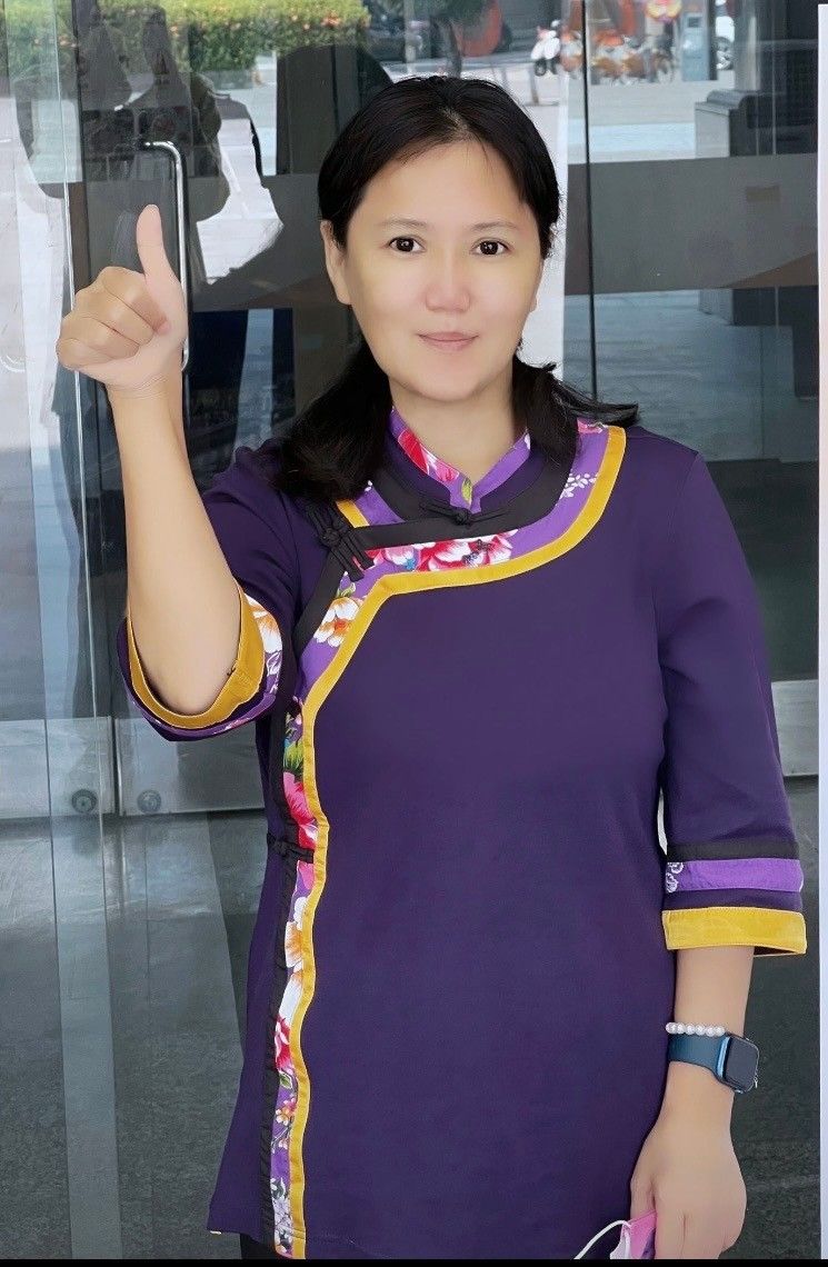 ▲抽籤當日陳美妃因塞車遲到,由選委會人員代抽到籤王1號。(圖/陳美妃提供,2022.11.15)