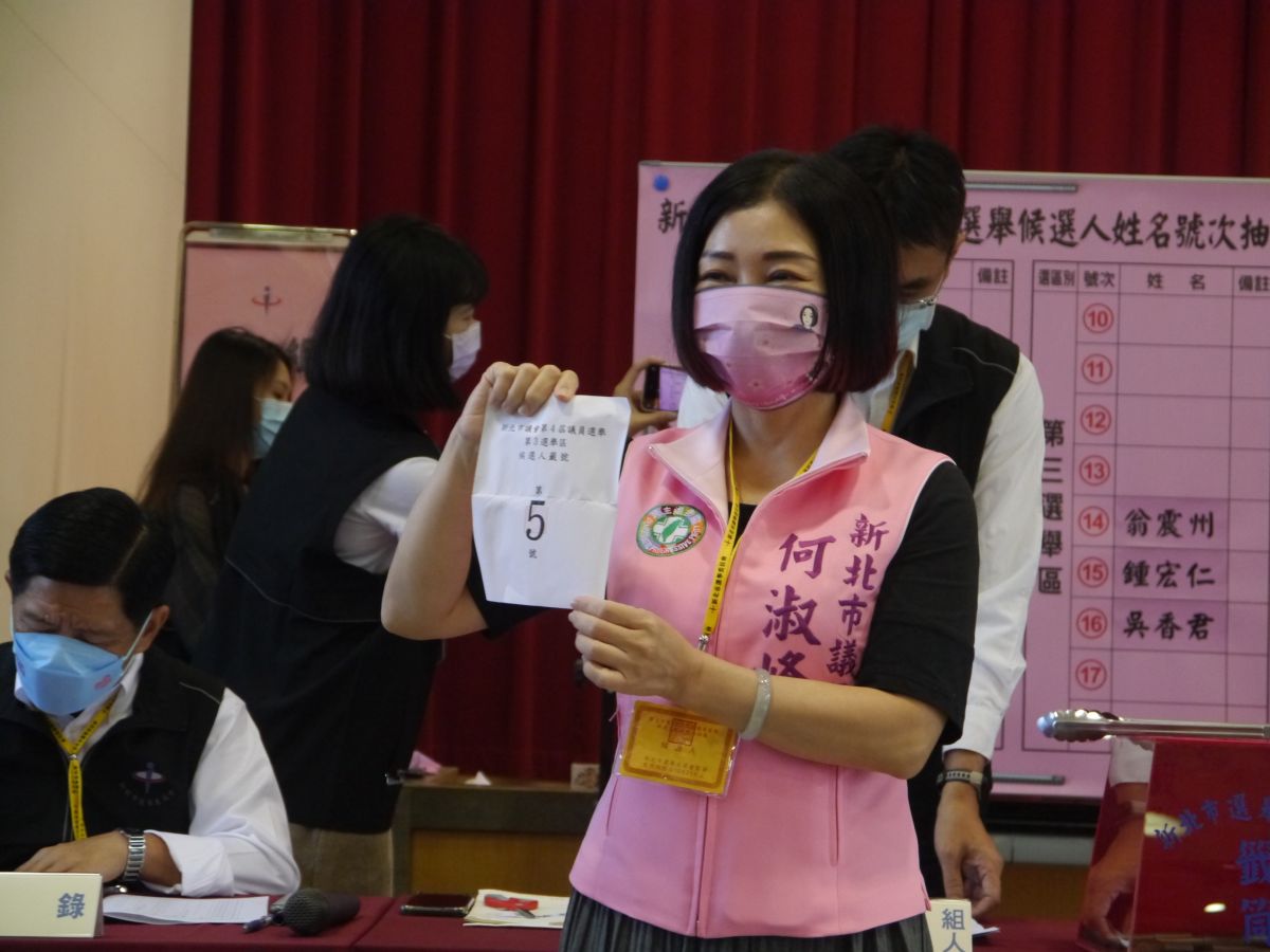 ▲新北市議員第三選區（新莊區）候選人何淑峰因司法判決喪失競選連任的資格後，牽動地方選票流動熱議。（圖 ／記者吳嘉億攝）