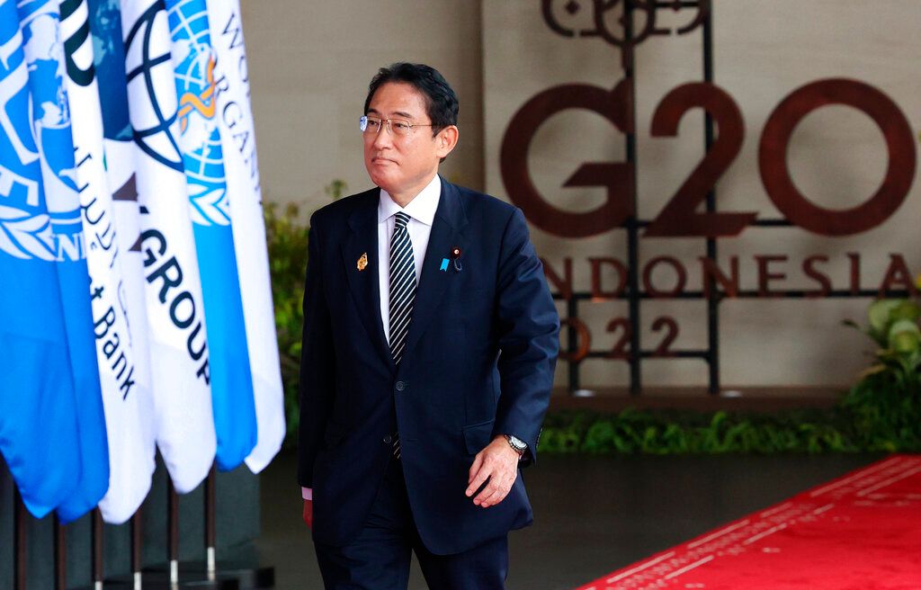 ▲日本放送協會（NHK）最新民調顯示，日本首相岸田文雄內閣支持率持續探底，來到2021年上任後最低的33%，較上個月的調查下滑5個百分點，也是連續4個月創新低。圖為岸田參加G20峰會。（圖／美聯社／達志影像）