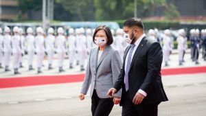 諾魯總統昆洛斯(Russ Joseph Kun)訪台,蔡英文以軍禮、國宴歡迎。 ▲諾魯總統昆洛斯(Russ Joseph Kun)訪台,蔡英文以軍禮、國宴歡迎。(圖/總統府提供)