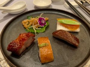 辰園則推出粵式年菜,顛覆以往傳統圍爐想像,將蘿蔔糕、燒臘、盆菜等等,端上桌請你吃一頓不一樣的圍爐料理。 ▲辰園則推出粵式年菜,顛覆以往傳統圍爐想像,將蘿蔔糕、燒臘、盆菜等等,端上桌請你吃一頓不一樣的圍爐料理。(圖/記者汪睿琦攝)