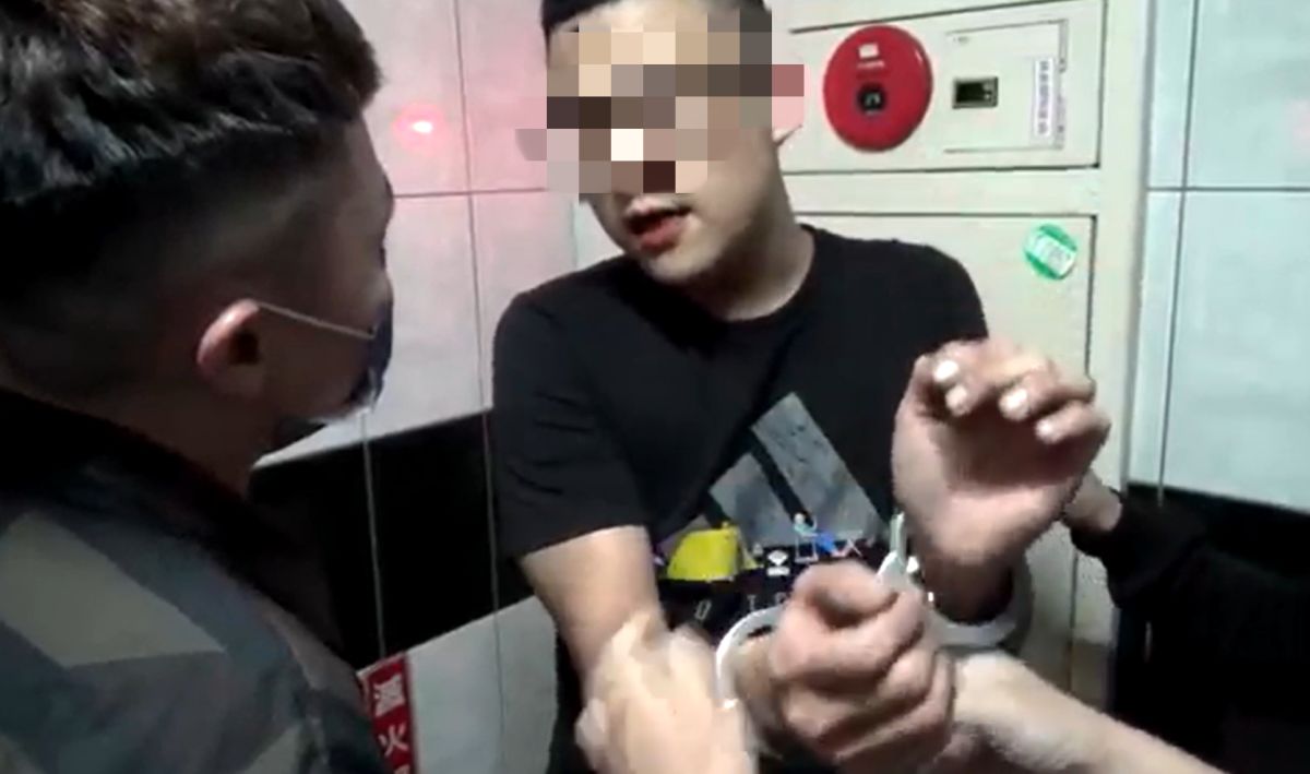 ▲羅姓男子晝伏夜出，獨自駕車販賣毒品咖啡包。鼓山警跟監多日後一舉查獲現金及沒賣完的毒咖啡包。（圖／記者郭凱杰翻攝）