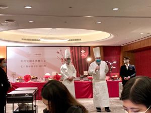 主廚康智翔、燒臘主廚楊華廣聯手推出佳評如潮的「福兔迎祥年菜組」,匯聚明爐烤鴨、蜜汁叉燒、玫瑰油雞、溏心烏魚子等廣式燒味拼,配上蟹粉長年菜、上湯龍蝦伊麵、清蒸龍虎斑鮮露、羊肚菌花膠鮮鮑烏雞湯等。 ▲辰園主廚康智翔、燒臘主廚楊華廣聯手推出佳評如潮的「福兔迎祥年菜組」,匯聚明爐烤鴨、蜜汁叉燒、玫瑰油雞、溏心烏魚子等廣式燒味拼,配上蟹粉長年菜、上湯龍蝦伊麵、清蒸龍虎斑鮮露、羊肚菌花膠鮮鮑烏雞湯等。(圖/記者汪睿琦攝)