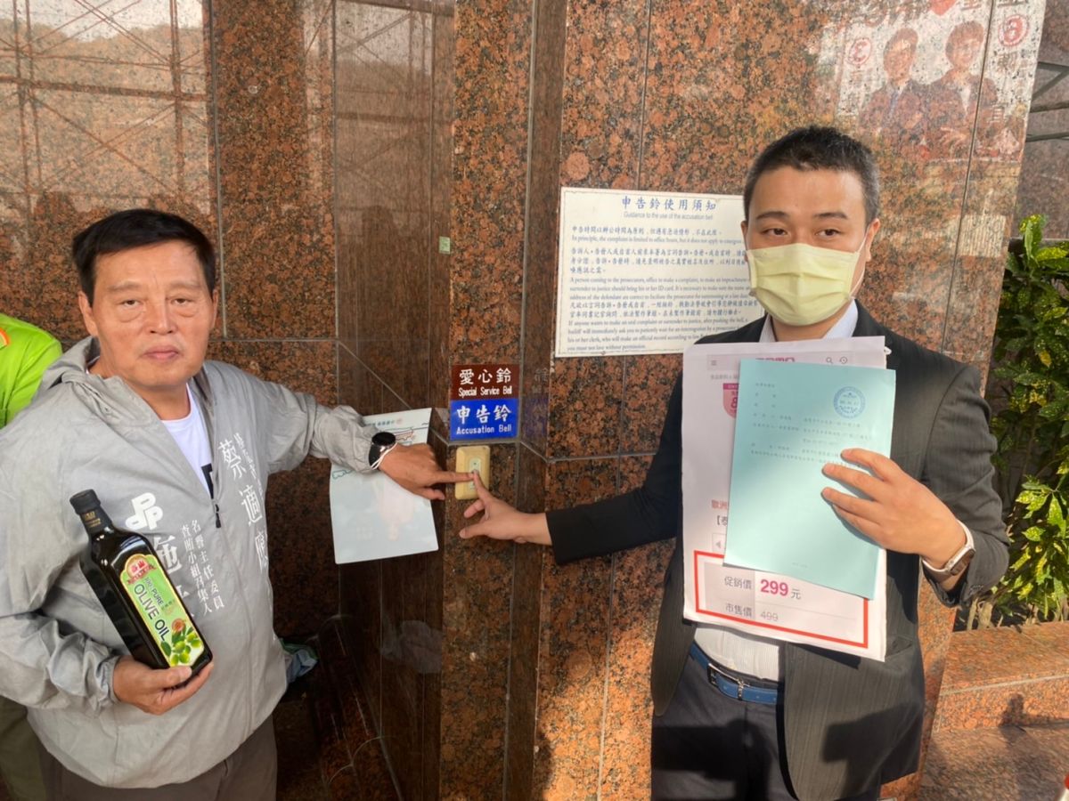 ▲蔡適應陣營告發謝國樑，質疑其以假借公益發送防疫物資，卻內含價值共1500元的油品、隔熱容器與文宣。（圖／記者陳威叡攝，2022.11.15）