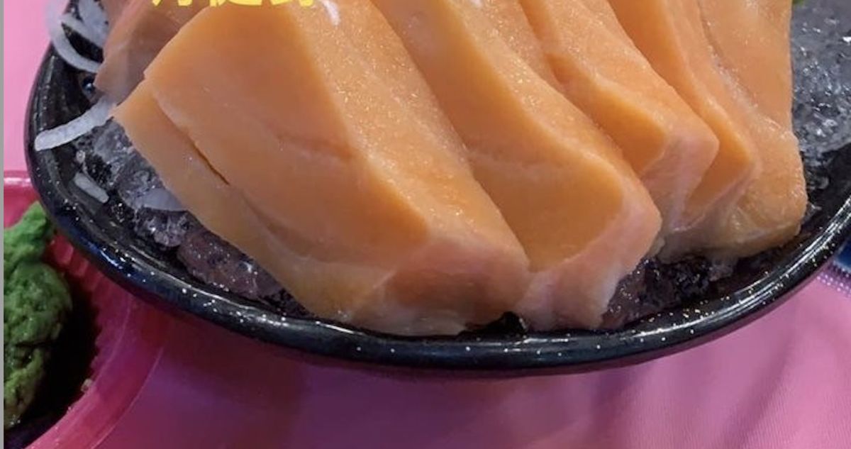 ▲一名網友到後壁湖吃生魚片，沒想到店家竟端出一盤「健身過」的鮭魚。（圖／翻攝自臉書「爆怨公社」）