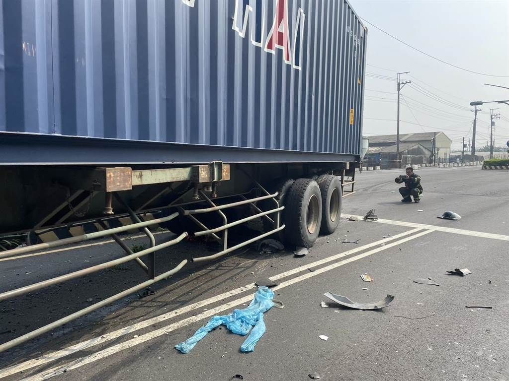 ▲屏東8旬騎士突轉彎，曳引車閃避不及撞上。（圖／翻攝畫面）