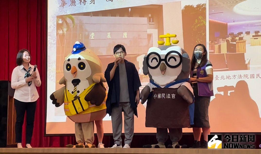 ▲北院法官洪甯雅（左1）與黃子佼（中）與國民法官吉祥物喬治（右）與希多士（左2）（圖／記者潘千詩攝，2022.11.15）