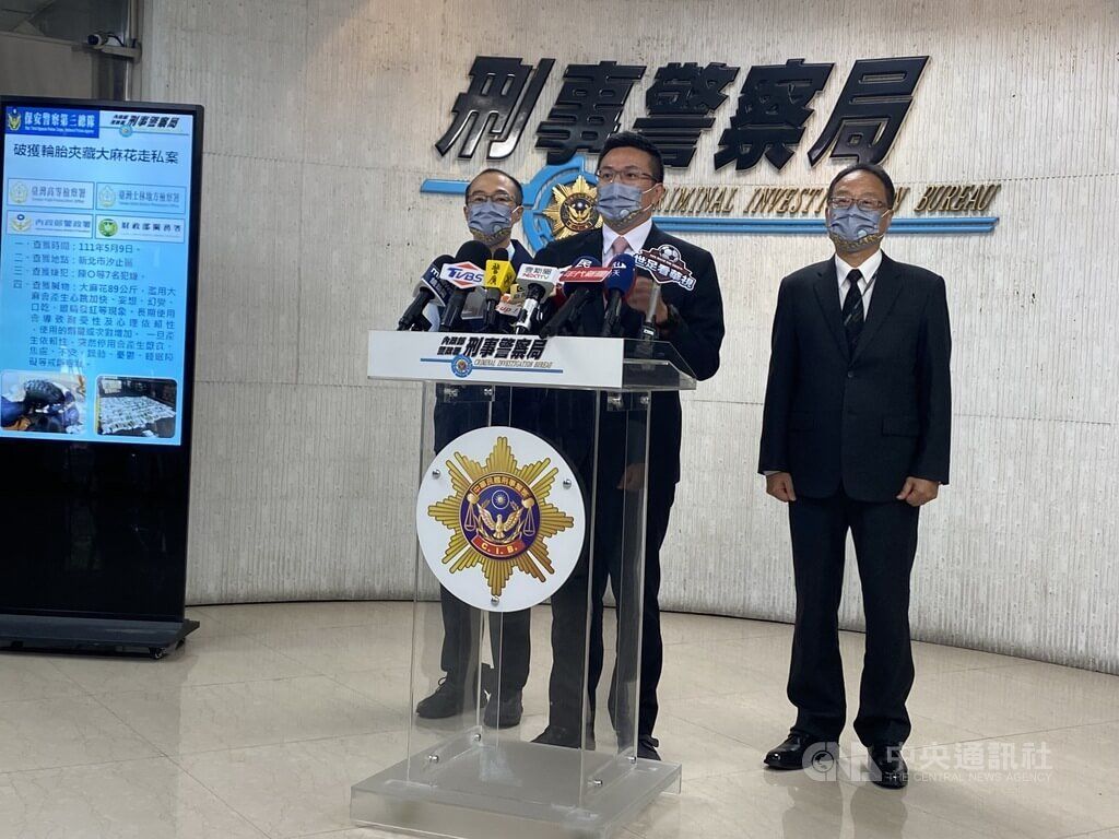 ▲以竹聯幫27歲陳姓男子為首的跨國運毒集團，將市價上億元的毒品大麻花夾藏輪胎內自加拿大走私來台，警政署保三總隊大隊長張躍瀚（中）15日表示，經長期溯源追查，順利查獲陳男等7嫌送辦。中央社記者黃麗芸攝 111年11月15日