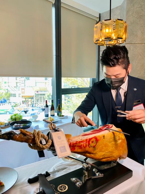 ▲手工現切伊比利豬，視覺也被大大滿足。（圖／記者蕭涵云攝）