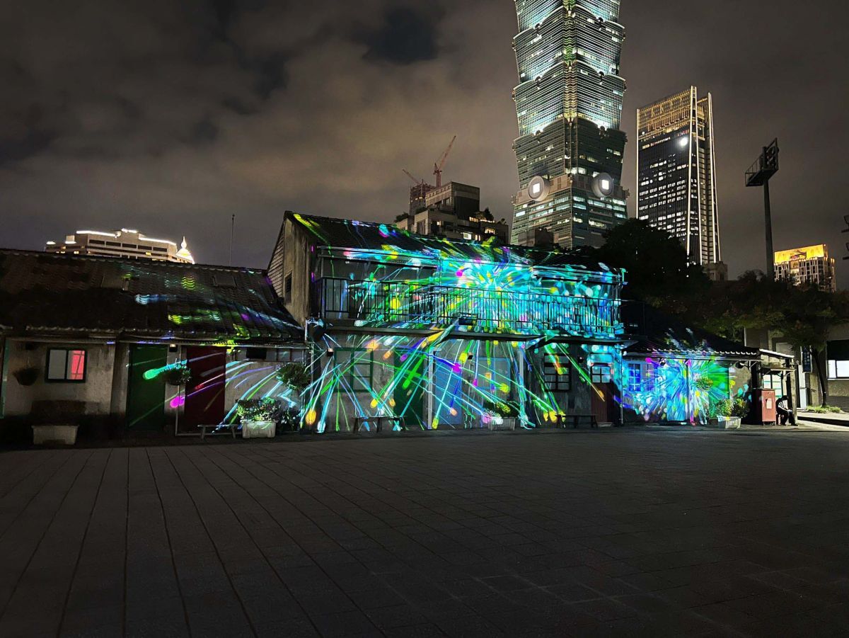 ▲信義區四四南村現在也有絕美光雕可以看，科技感十足3D數據架構編寫四四南村的視覺史詩，空間以不同形式幾何碎裂暗示著四四南村的改建拆遷，充分展現科技與歷史的結合。（圖／台灣中子創新提供）
