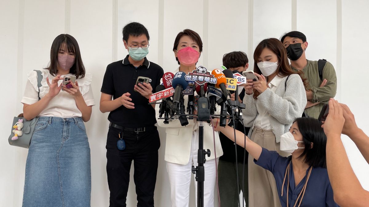 ▲針對蔣萬安、陳時中近日頻打「親屬牌」，請出太太替他們站台與掃街，對此黃珊珊15日則表示不會跟進，除了自己的親屬有多達12人是軍人不能參與政治活動外，也答應過自己的兒子「不讓他變成公眾人物」。（圖／記者丁上程攝，2022.11.15）