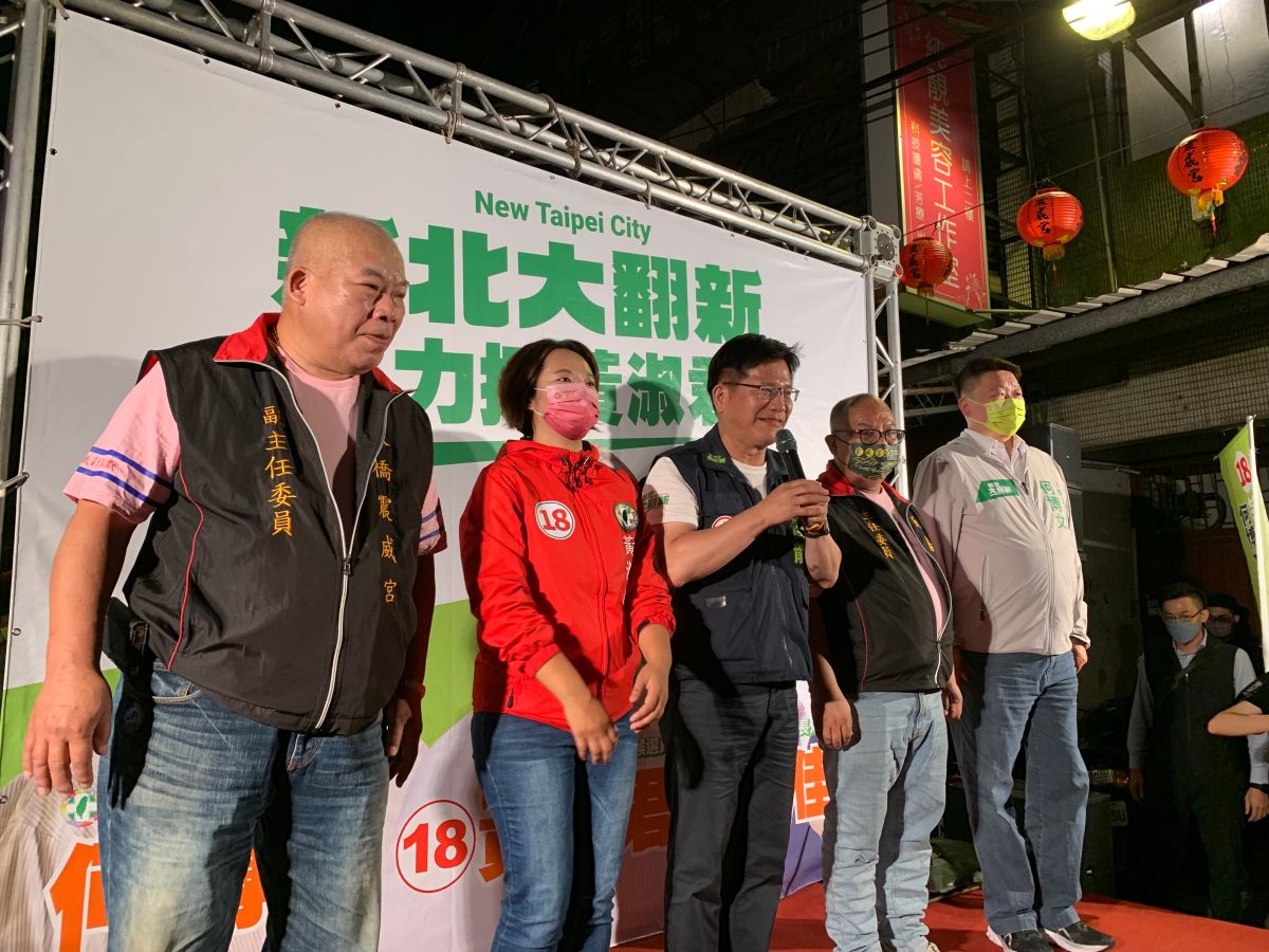 ▲林佳龍今日與黃淑君同框造勢並進行廟口宣講，端出牛肉要（圖／記者陳威叡攝，2022.11.15）