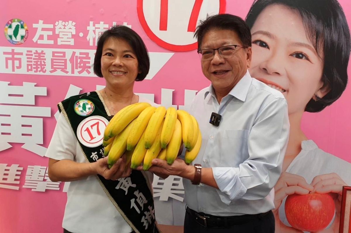▲潘孟安贈屏東內埔鄉的香蕉給黃偵琳，呼籲左楠的鄉親能將選票「蕉」給黃偵琳，讓她進入議會為左楠努力打拼。（圖／記者郭凱杰翻攝）