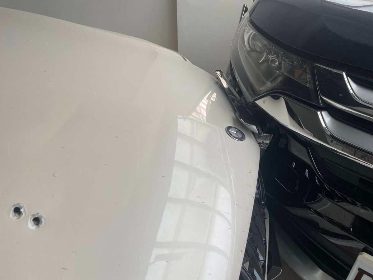 ▲高雄市警方今天下午在楠梓區楠盛街摩鐵開槍，逮捕拒檢的陳姓犯嫌等3名涉案男女。（圖／記者郭凱杰翻攝）