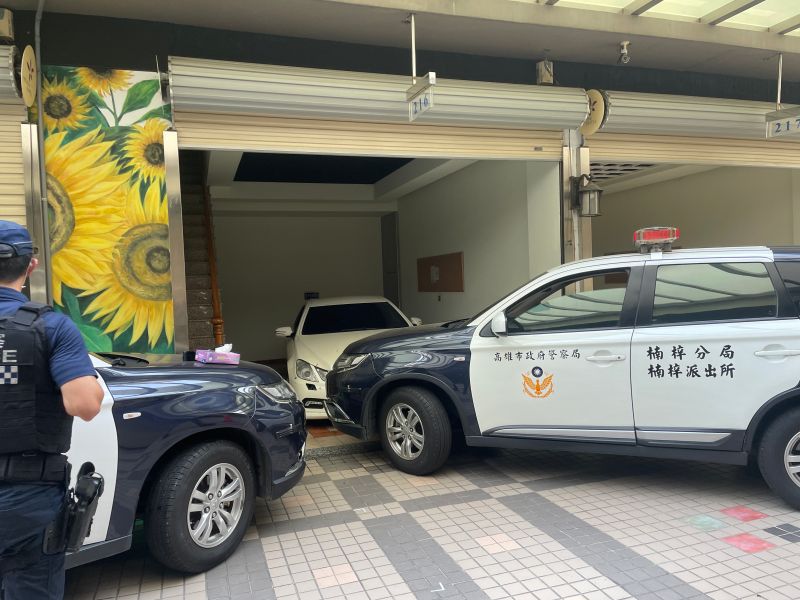 ▲高雄楠梓警方昨日下午在轄內一處汽車旅館拘提詐欺案嫌疑人。（圖／翻攝畫面）