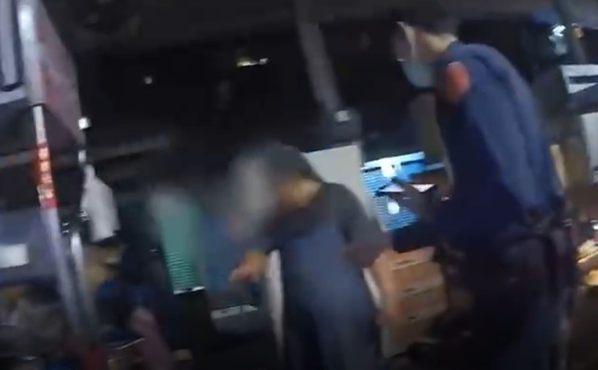 ▲雙方口角過程中，黃男慘遭辣椒水噴眼。（圖／翻攝畫面）