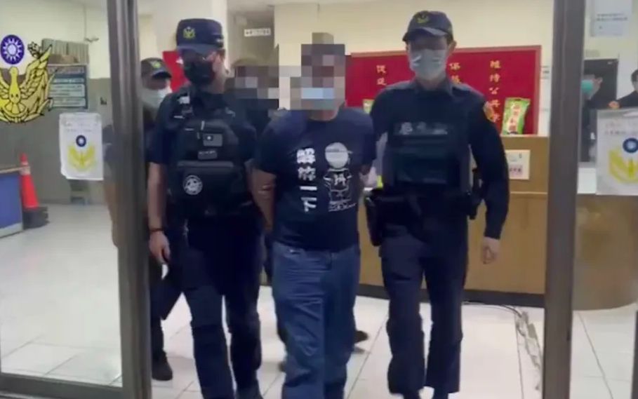 ▲2名陳姓男子在新北市蘆洲九芎街，手持棒球棍互毆。警方獲報趕抵現場，其中一名男子情緒激動失控，大聲叫囂，遭警方保護管束帶回警局，警方調查後，發現2人竟只是為了500元債務糾紛動手。（圖／翻攝畫面）