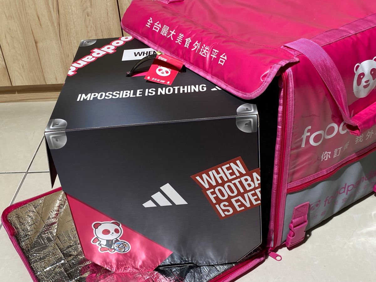 ▲世足熱持續發燒，foodpanda 與adidas 跨界合作的聯名派對箱造成搶購，同時也觀察到世足轉播期間，深夜時段的泡麵、汽水成為大熱門。(圖／記者周淑萍攝)
