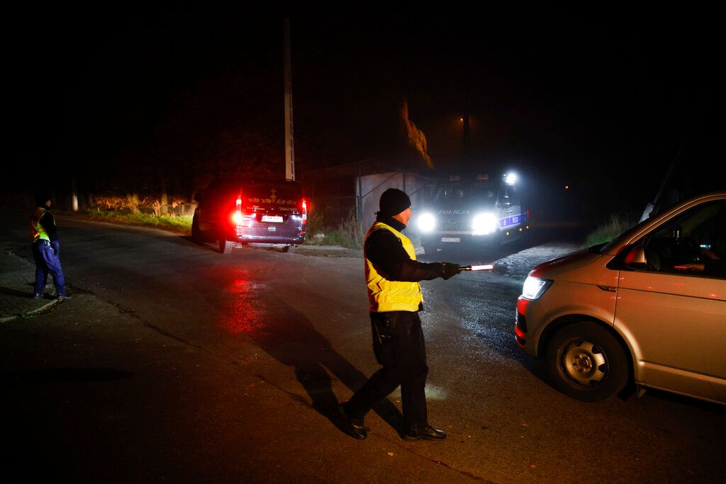▲波蘭鄰近烏克蘭的村莊普熱翁杜夫（Przewodów）遭到飛彈襲擊，當地警方封鎖周邊地區。（圖／美聯社／達志影像）