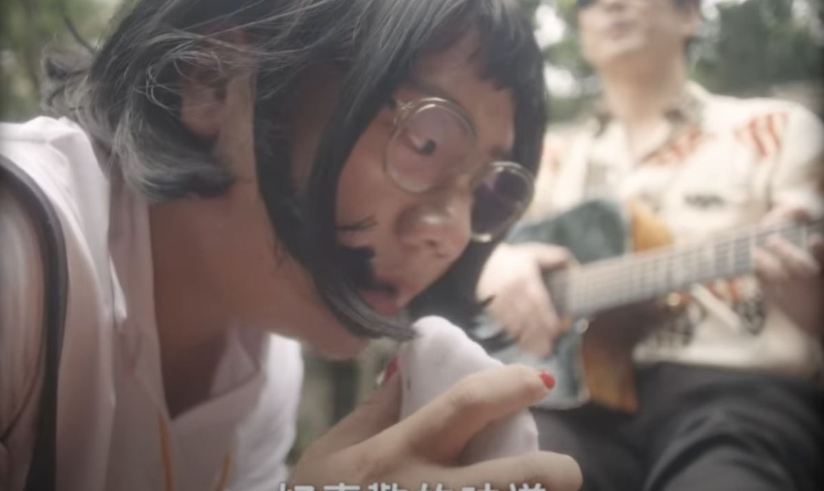 ▲阿翰飾演房東阿姨年輕時擔任車掌小姐的故事，偷聞乘客（蕭煌奇飾）腳味被抓包。（圖/阿翰PO影片YT）