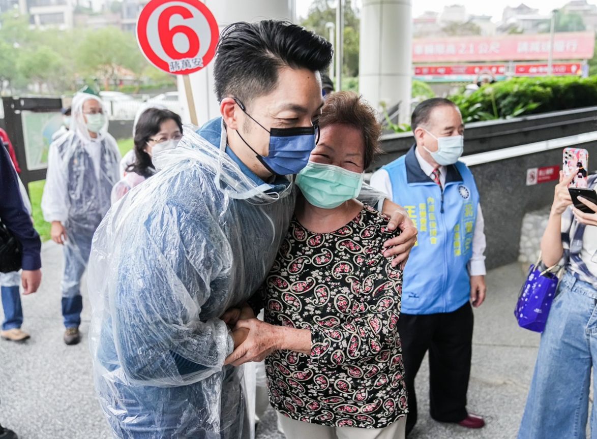 ▲選戰倒數十天，蔣萬安今早大湖公園拜票。（圖／蔣萬安辦公室提供）