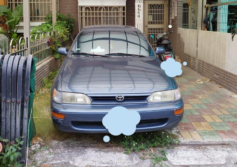 ▲有屋主目睹自家的透天厝，因為很少住人，淪為鄰居免費停車場。（圖／《爆料公社》）