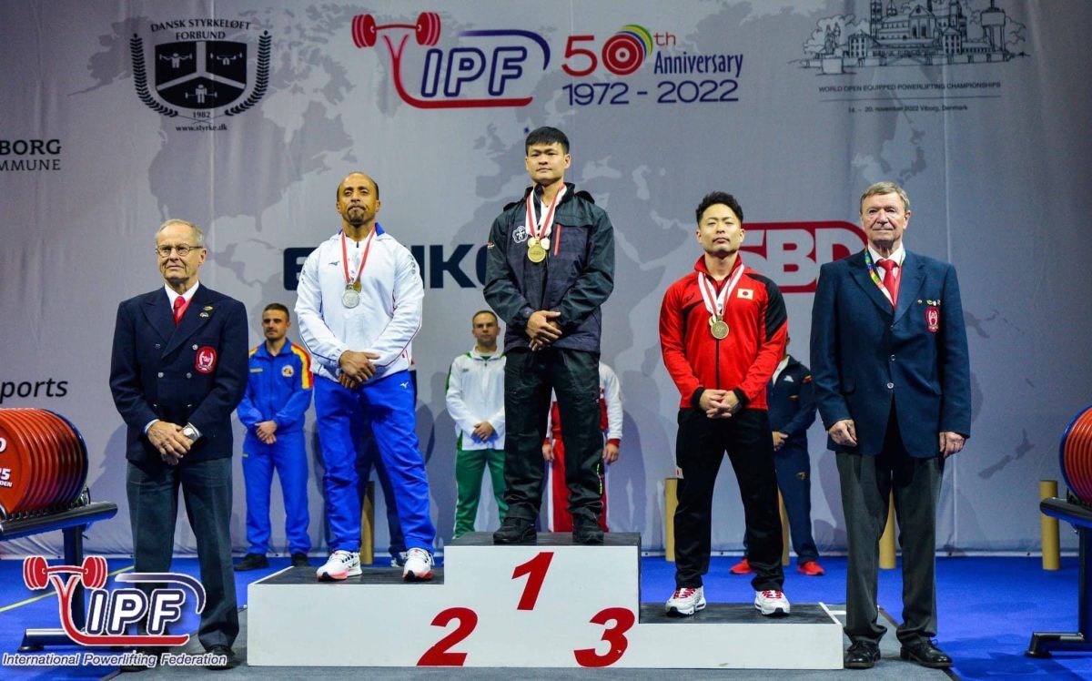 ▲謝宗庭選手在2022年世界男子健力錦標賽男子66公斤級中，一路過關斬將，勇奪蹲舉銅牌、臥舉金牌、硬舉銀牌和總和金牌。（體育署提供）