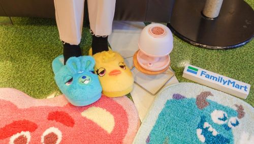 ▲絨毛拖鞋2款，400點+419元、2000點+369元；絨毛地墊2款，400點+449元、2000點+399元。（圖／全家提供）
