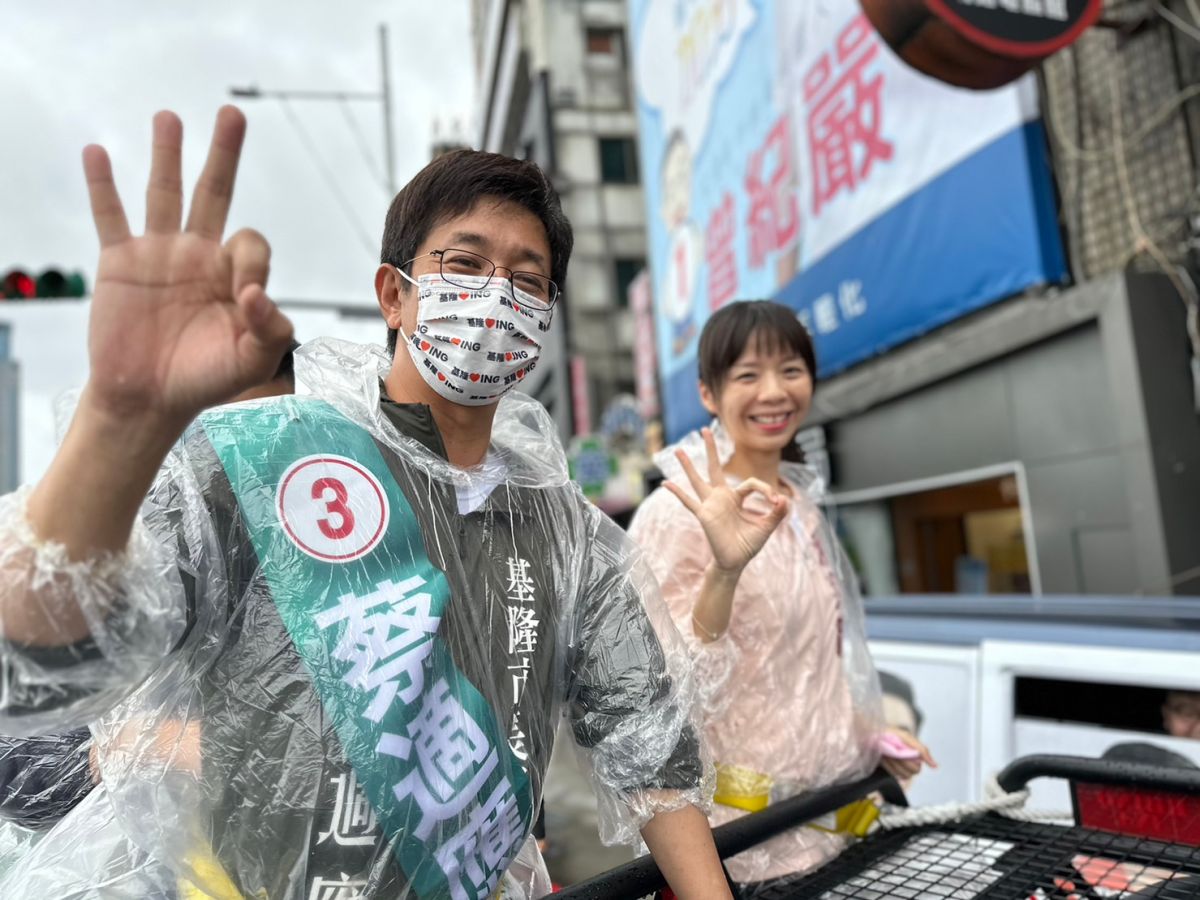 ▲前立委洪慈庸北上至基隆，陪民進黨基隆市長候選人蔡適應掃街。（圖／蔡適應競選團隊提供）