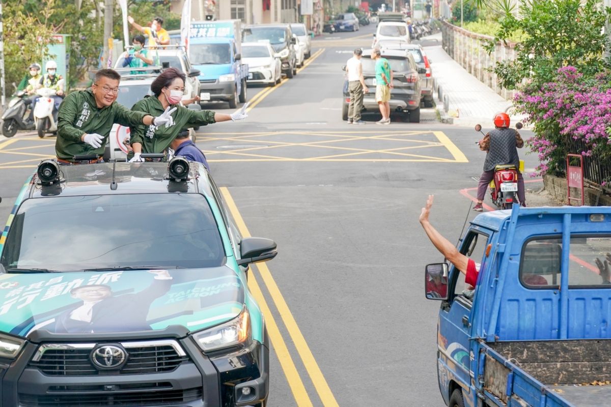 ▲蔡其昌上午由立委何欣純陪同在太平區車隊掃街。（圖／蔡其昌競總提供，2022.11.16）