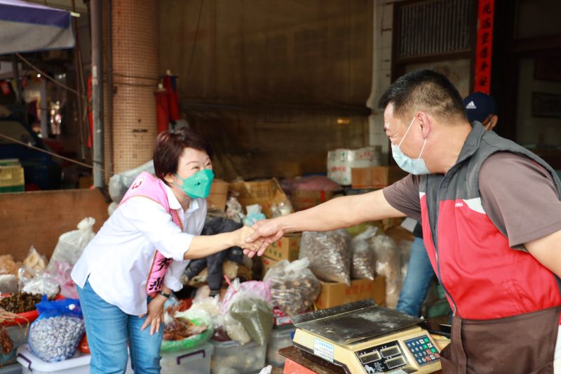 ▲盧秀燕上午在沙鹿市場掃街拜票。(圖/盧秀燕競總提供,2022.11.16)