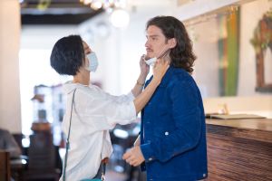 ▲桂綸鎂(左)、周厚安在《台北女子圖鑑》探討異國伴侶帶來的文化衝擊。(圖/Disney+) ▲桂綸鎂(左)、周厚安在《台北女子圖鑑》探討異國伴侶帶來的文化衝擊。(圖/Disney+)
