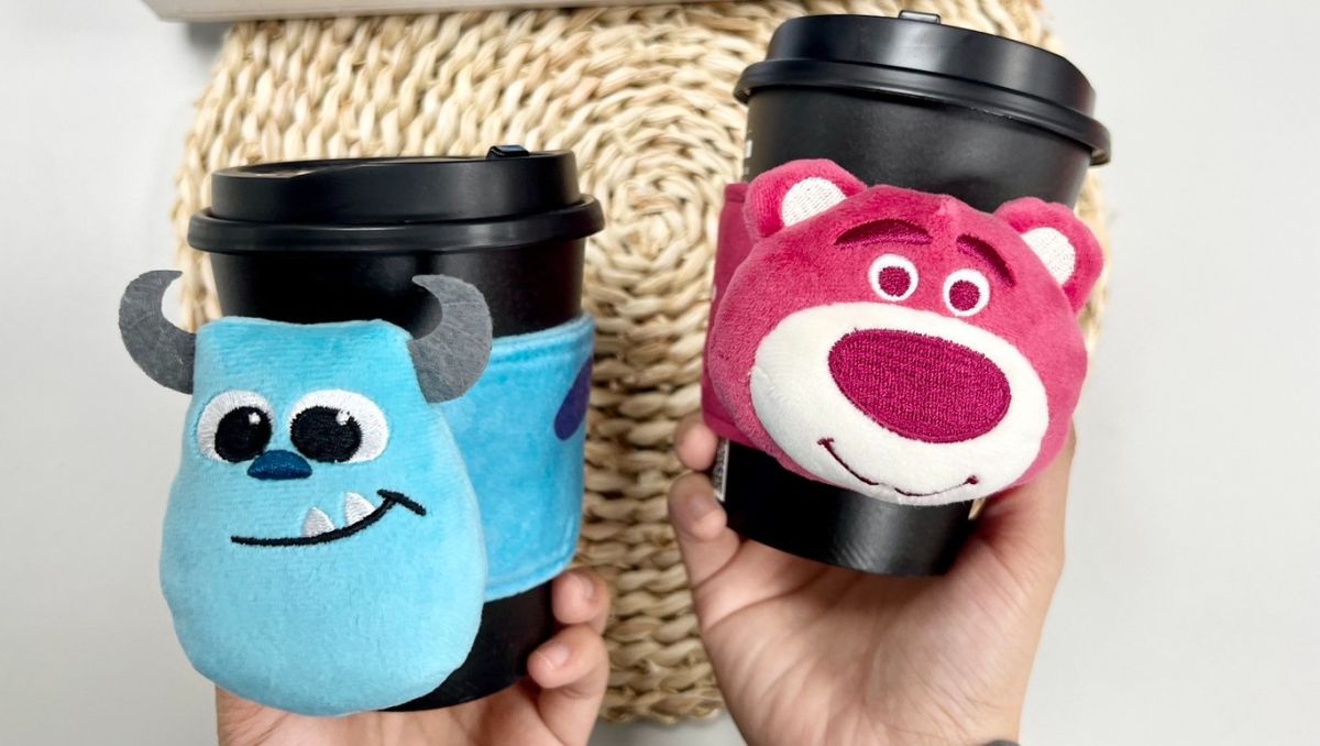 ▲冬天喝熱咖啡不燙手，全家今日開賣熊抱哥、毛怪絨毛杯套，買飲料就能用69元加購。（圖／全家提供）