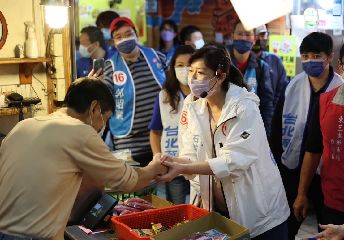 ▲選戰倒數十天，蔣萬安太太石舫亘挺孕肚掃街拜票。（圖／蔣萬安辦公室提供）