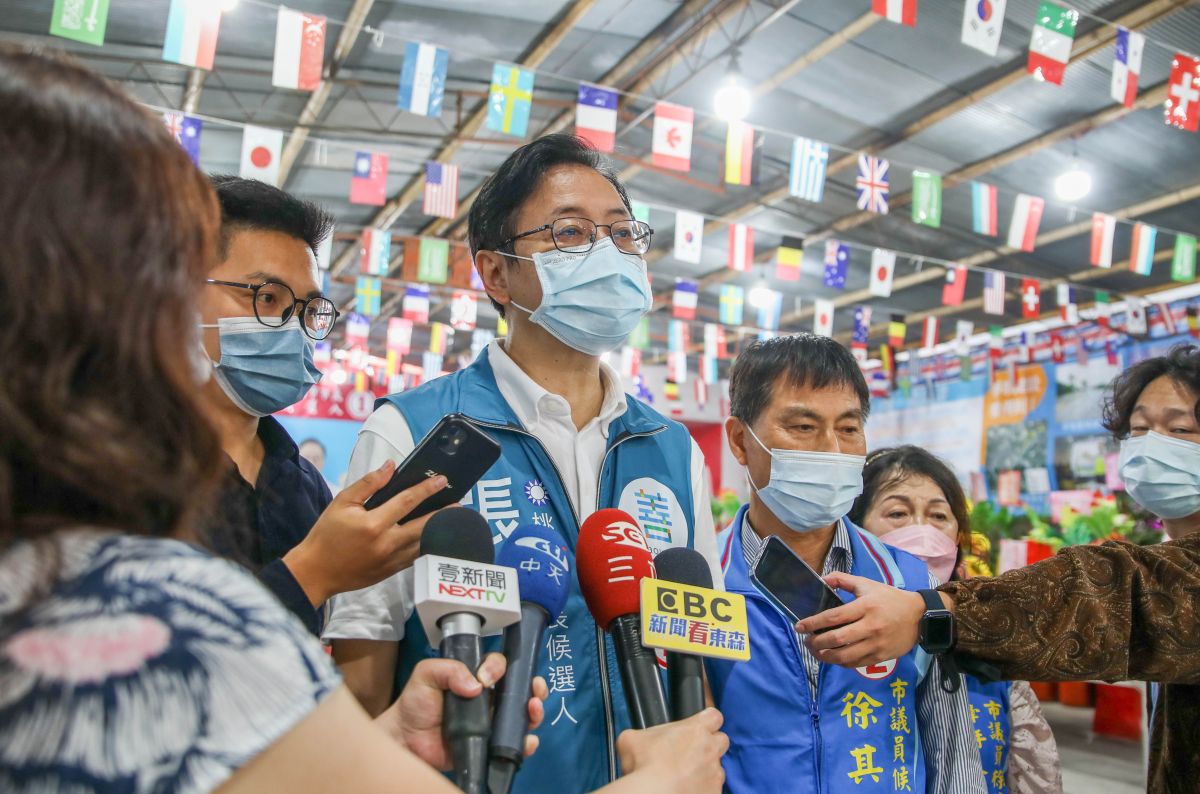 ▲張善政反酸鄭文燦應該花時間好好看公文去協調地下化工程發包不順的事，而不是把時間都花在輔選跑行程。（圖／張善政辦公室提供）